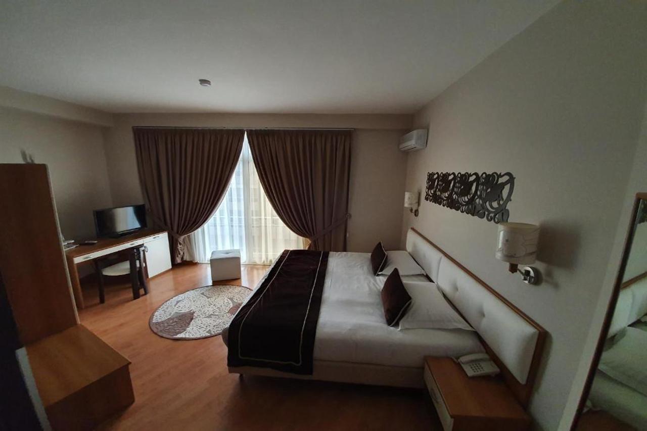 Hotel Arvi Дуррес Екстер'єр фото
