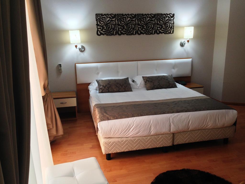 Hotel Arvi Дуррес Екстер'єр фото